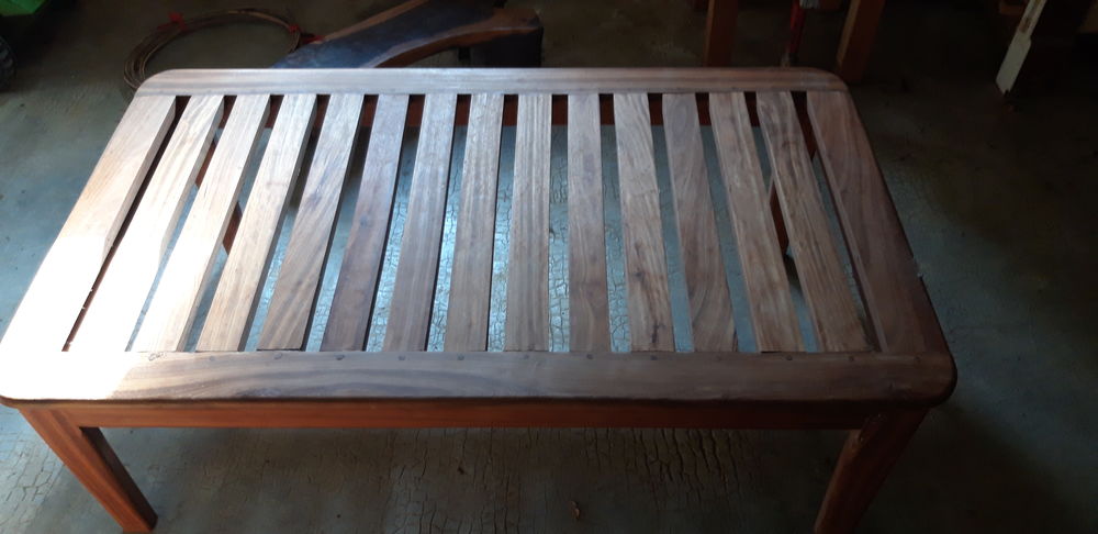 Table basse en bois d&acute;origine Afrique de l&acute;Est. Meubles