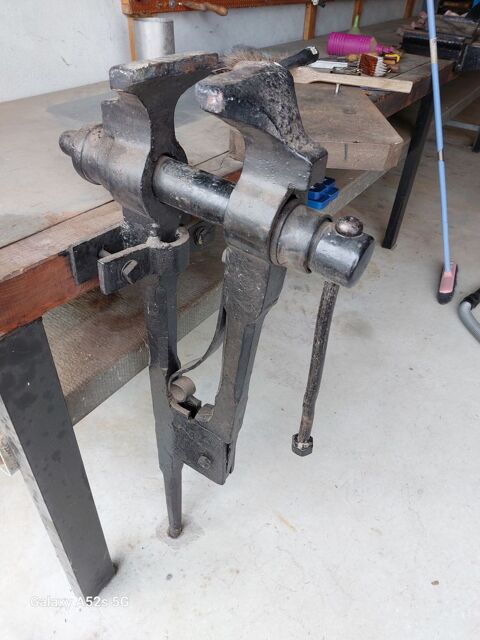 Etau à pied  mâchoire 170 mm 20 Cosne-Cours-sur-Loire (58)