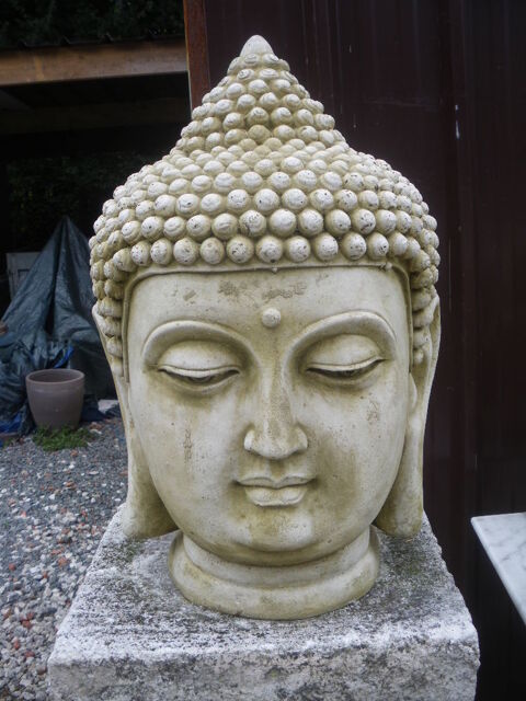 Tte de Bouddha en pierre  129 Chteau-l'vque (24)