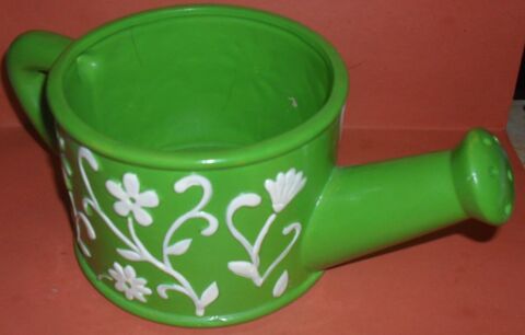 Arrosoir en cramique 
Vert avec dcor fleurs. 20 Montreuil (93)