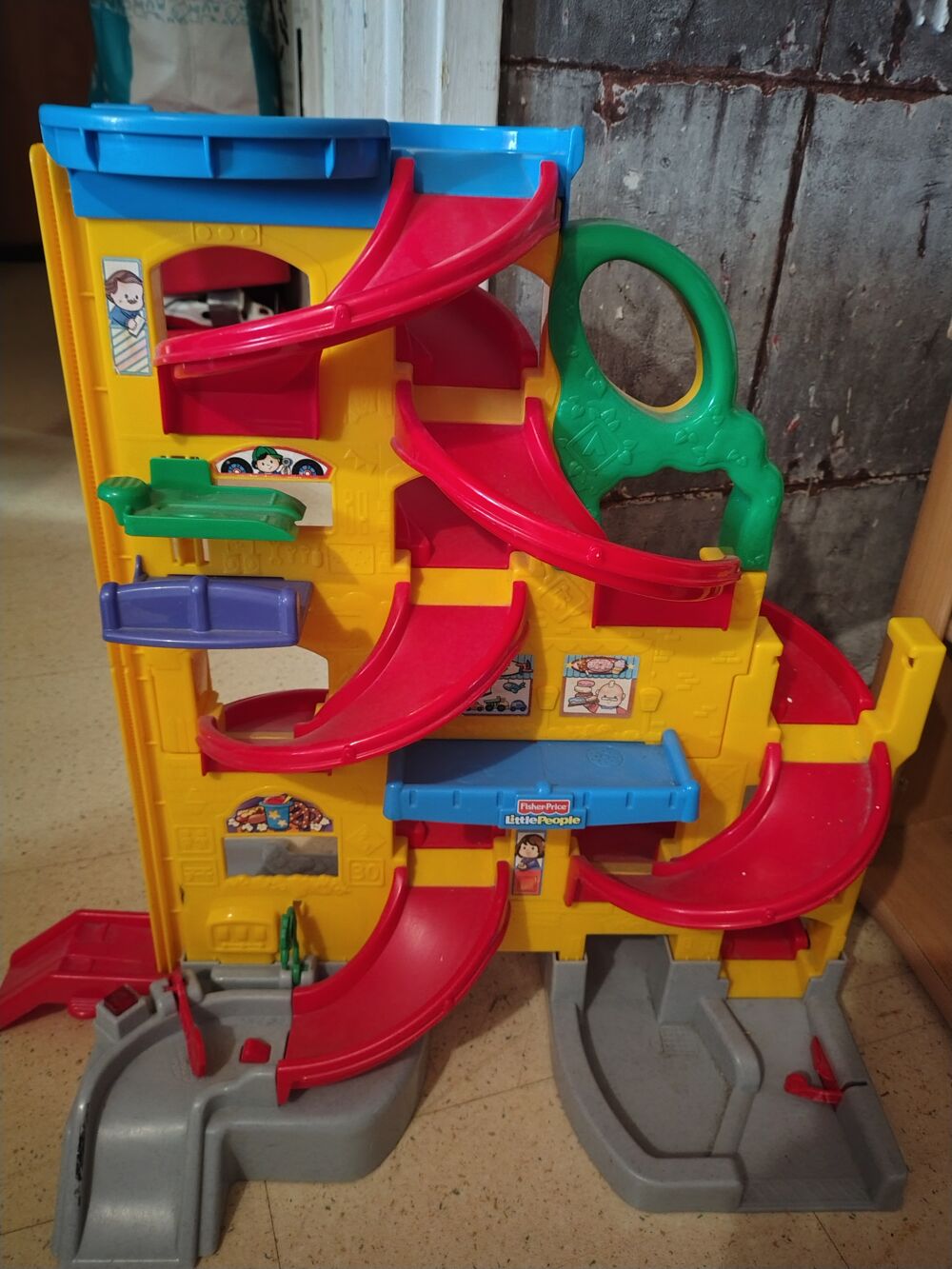 Garage bon &eacute;tat et tr&egrave;s solide Jeux / jouets