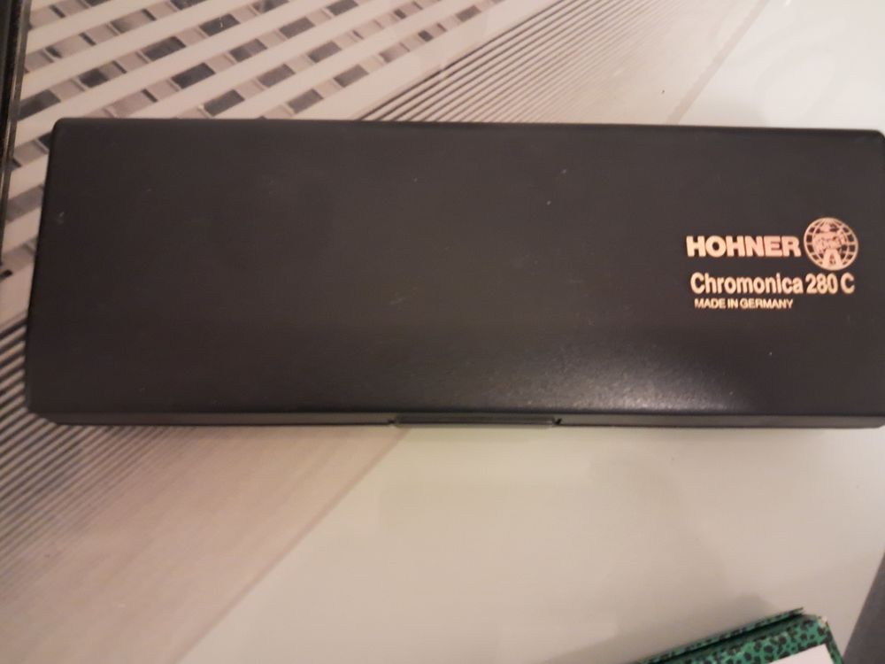 A saisir 2 harmonicats de marque Instruments de musique