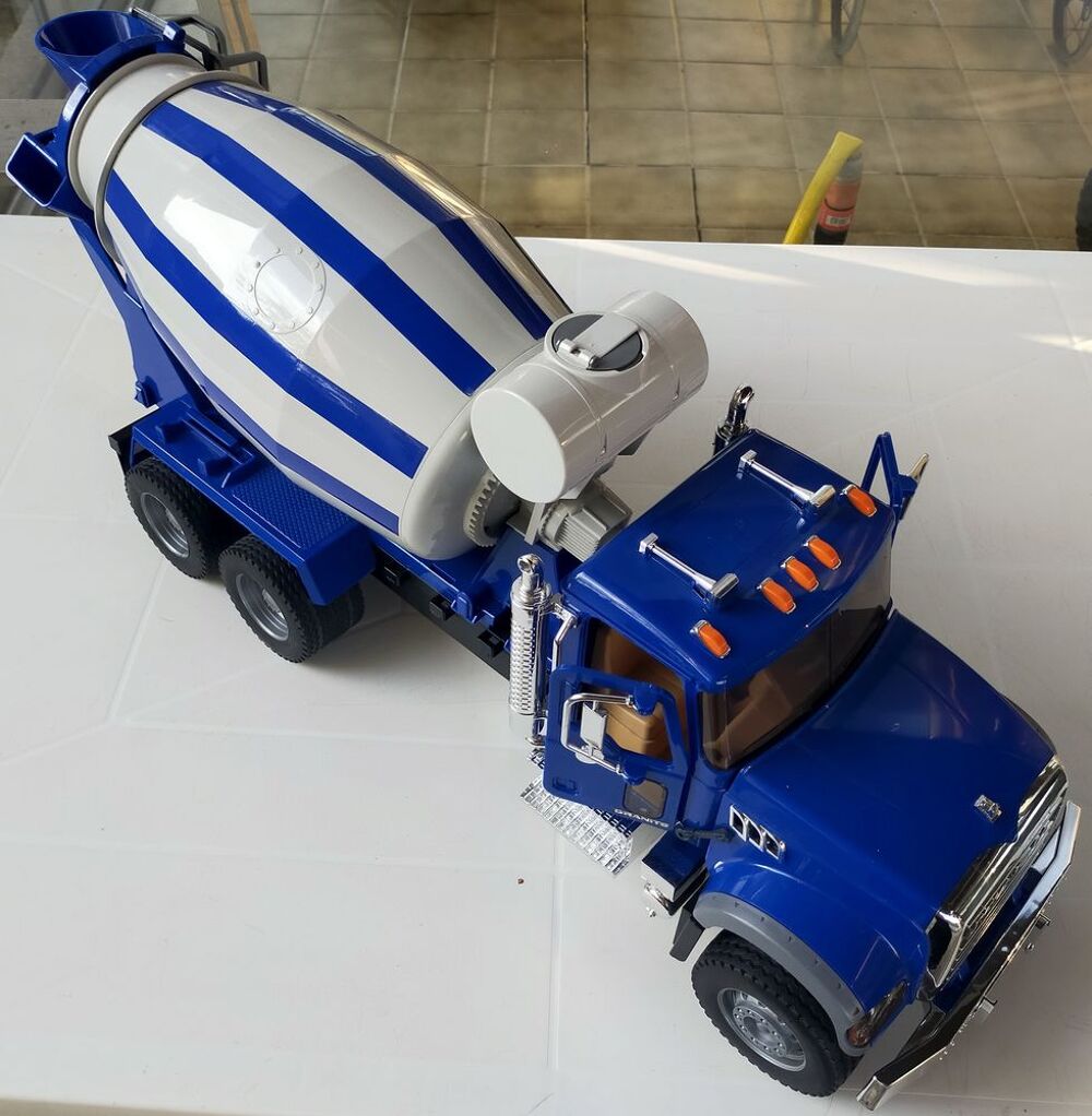 Camion Toupie bleu/blanc MACK de marque BRUDER
Jeux / jouets