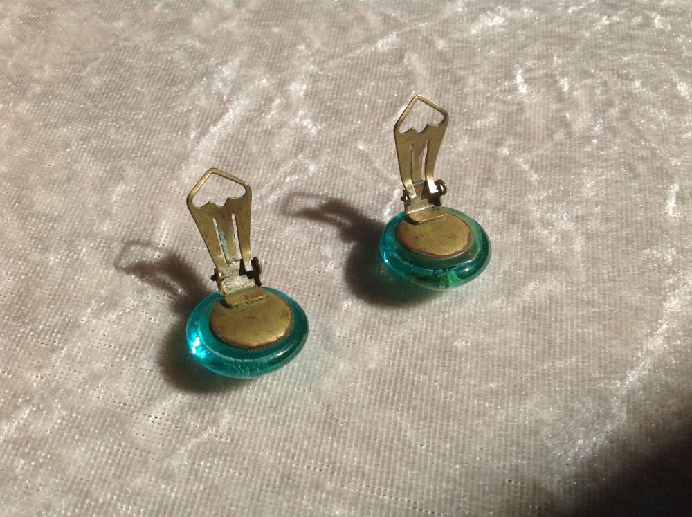 BOUCLE OREILLE PINCE RONDE NACRE?E BLEU VERT Envoi Possible
Bijoux et montres