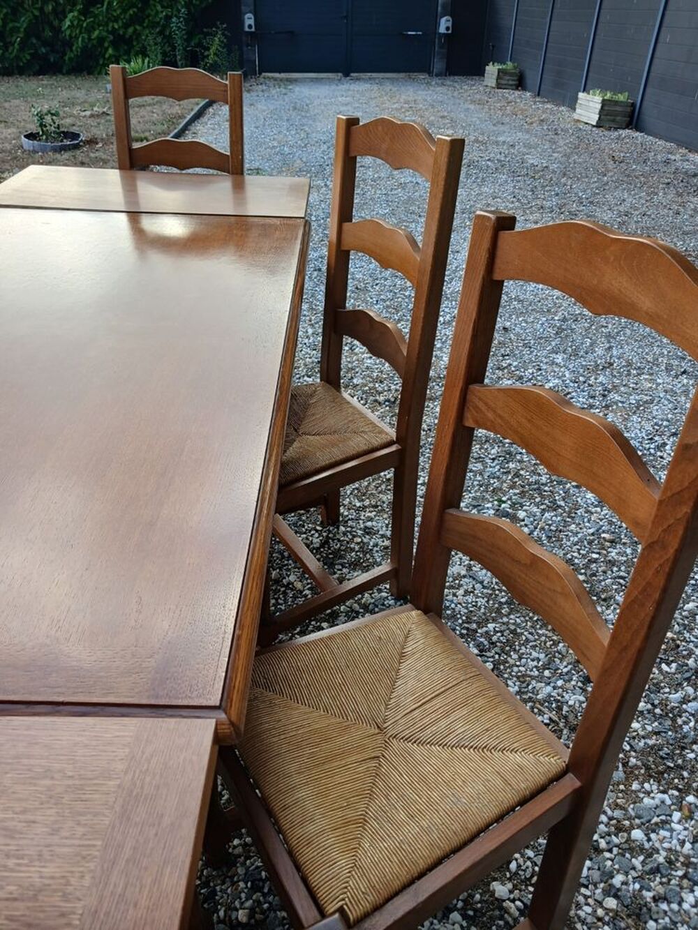 Tr&egrave;s belle table en ch&ecirc;ne massif. Meubles