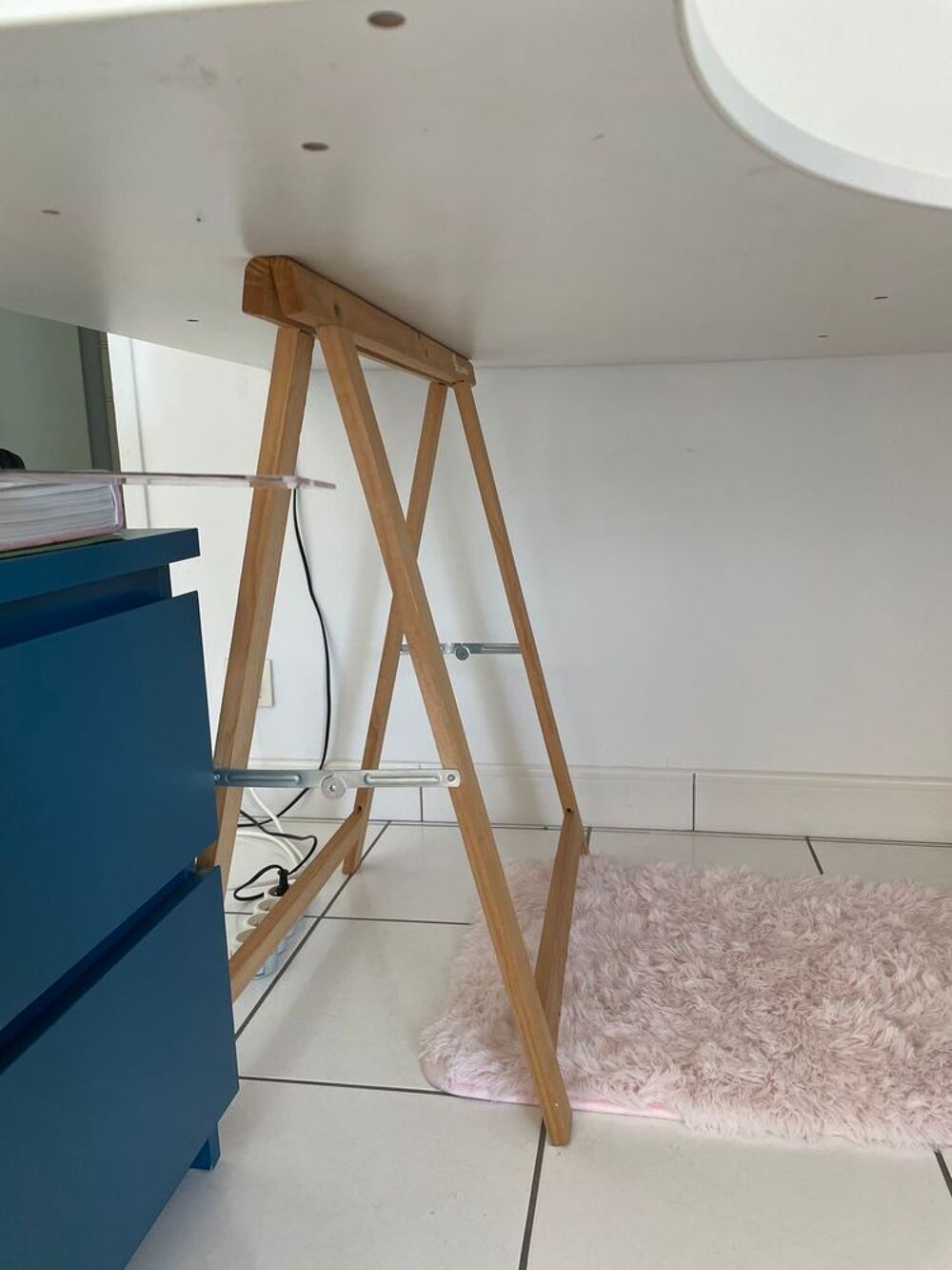bureau avec tr&eacute;pieds Meubles