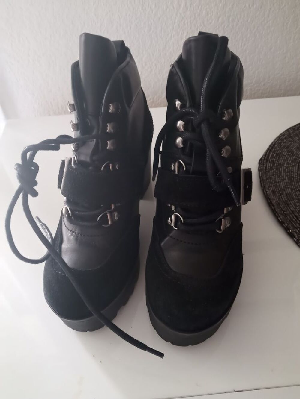 chaussures neuf Pointure 36 couleur noir jamais port&eacute; marque th&eacute; loo Chaussures