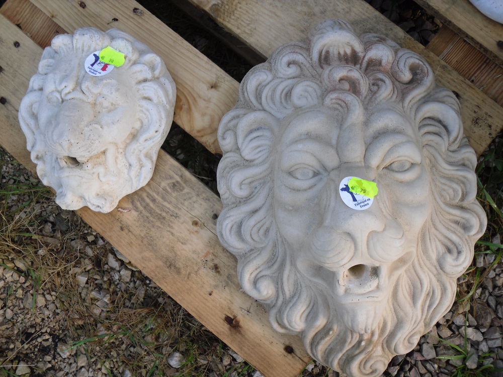 STATUE DE LION en pierre reconstitu&eacute;e
Décoration