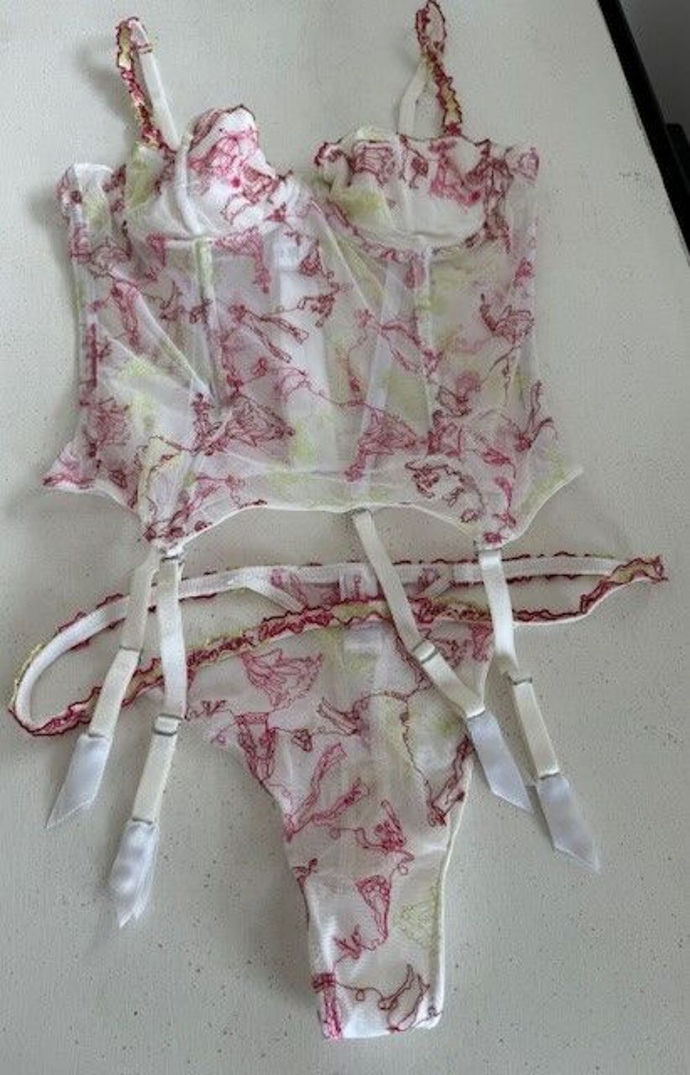 Gu&ecirc;pi&egrave;re Christian Lacroix et string Vêtements