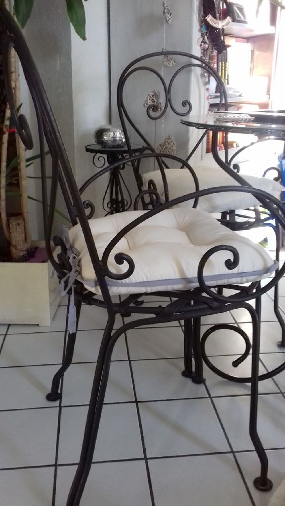 table en fer forg&eacute; + 4 chaises Meubles