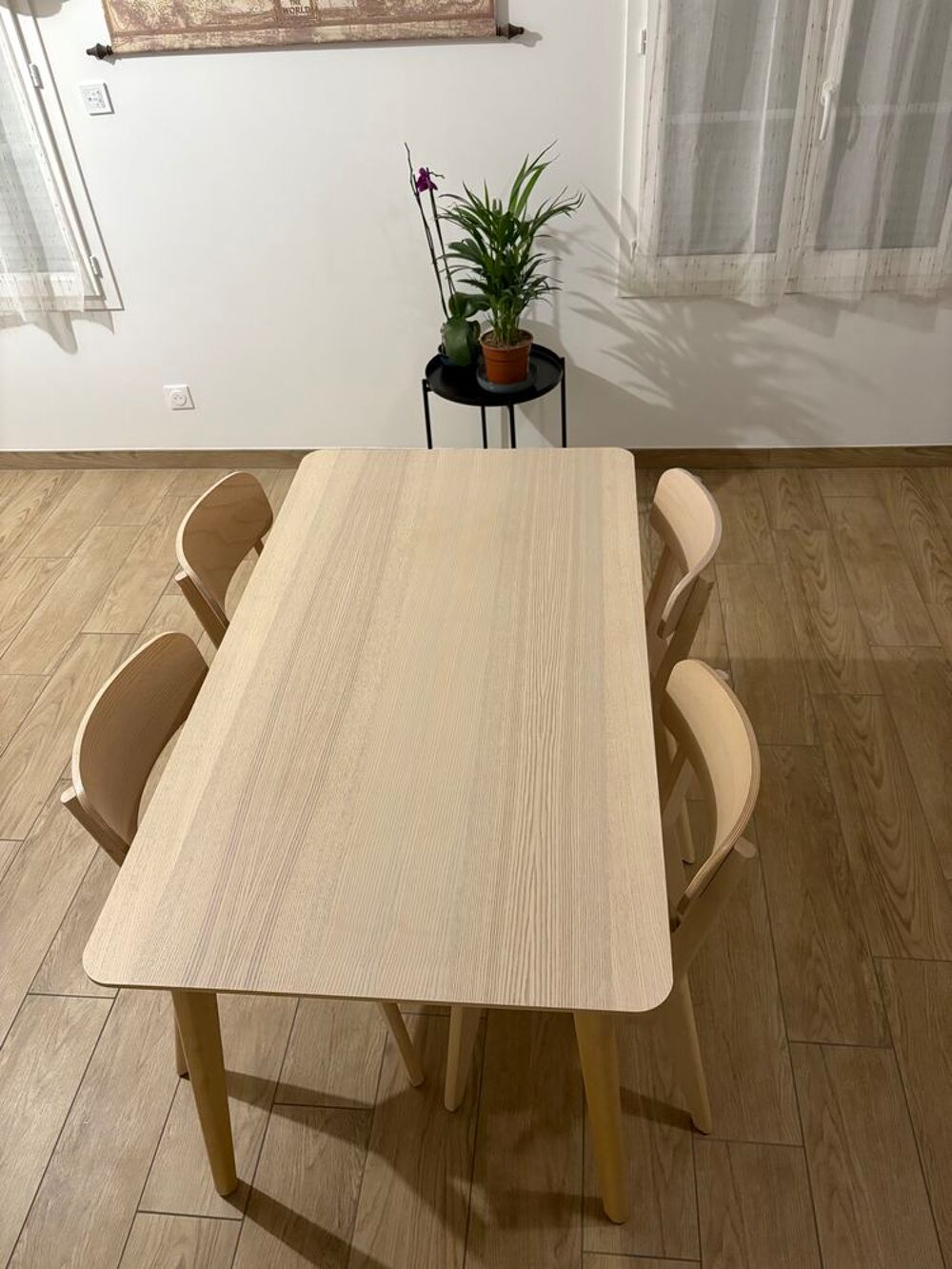 Table et 4 chaises Meubles