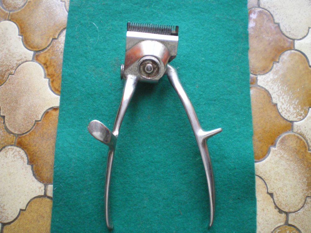 Tondeuse &agrave; main de coiffeur ancienne. 