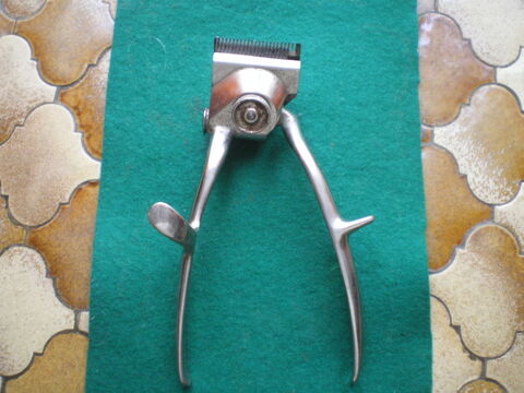 Tondeuse à main de coiffeur ancienne. 10 Caen (14)