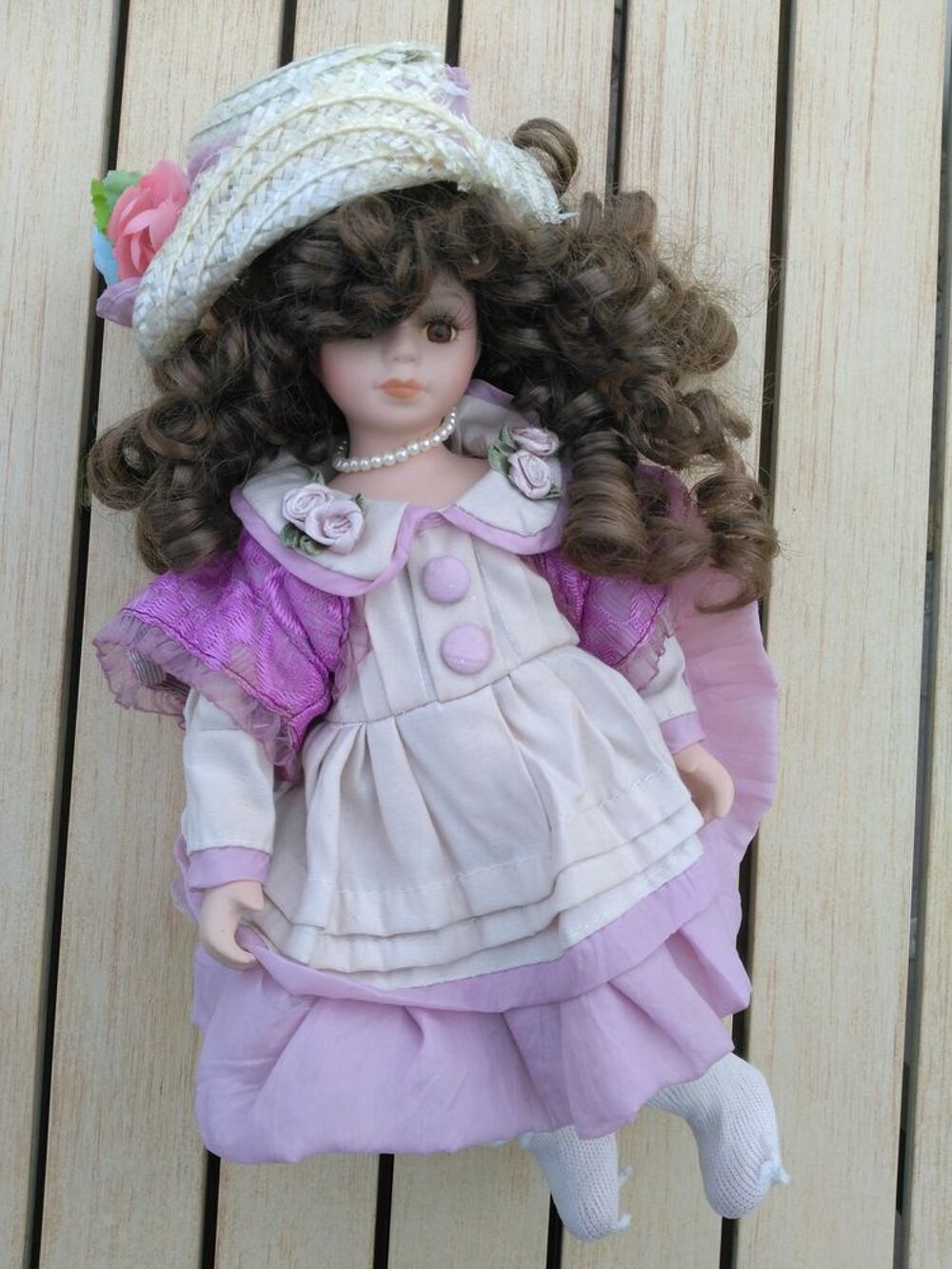 Poup&eacute;e en porcelaine rose au chapeau
