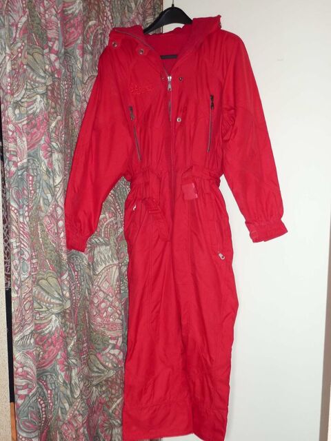 FEMME COMBINAISON DE SKI  NEUVE  HAUT DE GAMME  
H D
80 Paris 19 (75)