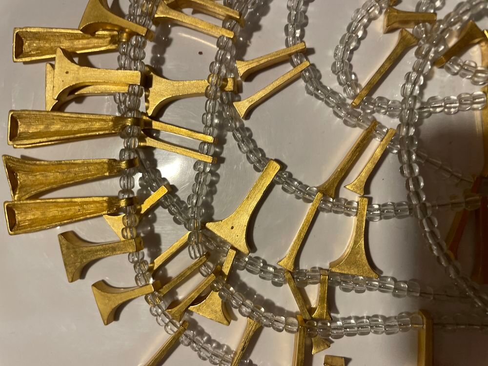 Collier d&eacute;fil&eacute; 8 rangs enfilage perles motifs dor&eacute;s ANTIGONA Bijoux et montres