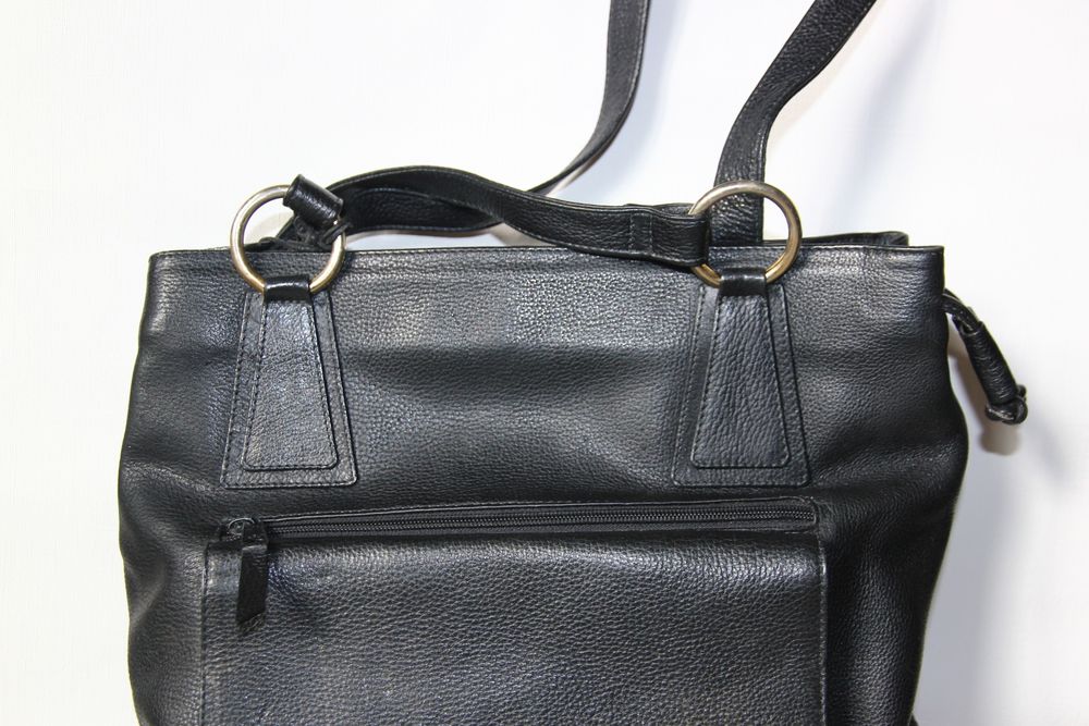 Tr&egrave;s beau sac en cuir vintage marque Angela.
Maroquinerie