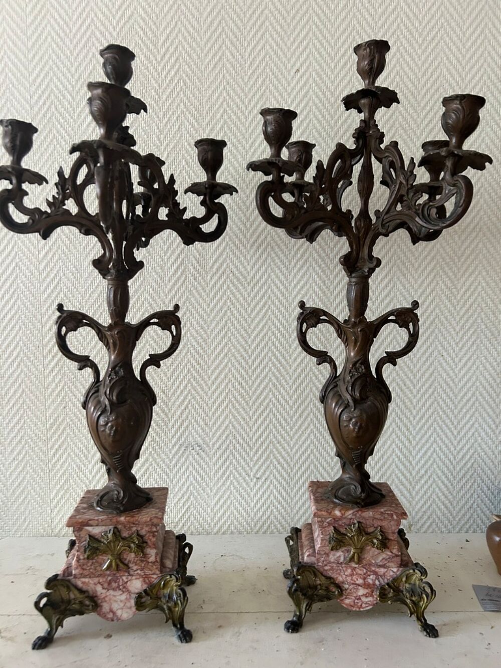 Paire de chandeliers en m&eacute;tal et marbre rose Décoration
