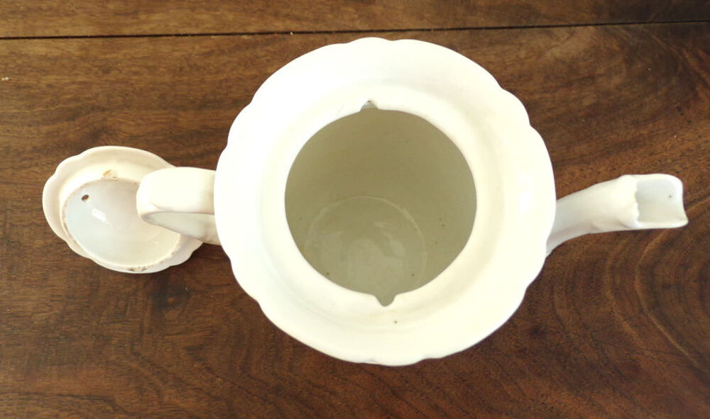 Th&eacute;i&egrave;re , cafeti&egrave;re en porcelaine blanche , motif en relief Cuisine