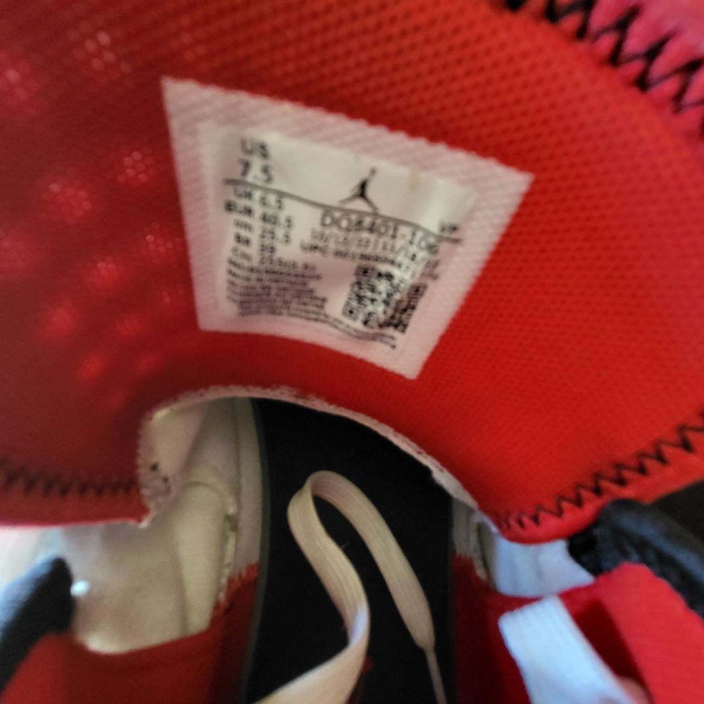 Baskets Nike Jordan Stay Loyal 2 T.39 blanches Tr&egrave;s bon &eacute;tat Chaussures