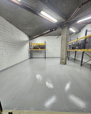  Parking / Garage à louer 85 m²
