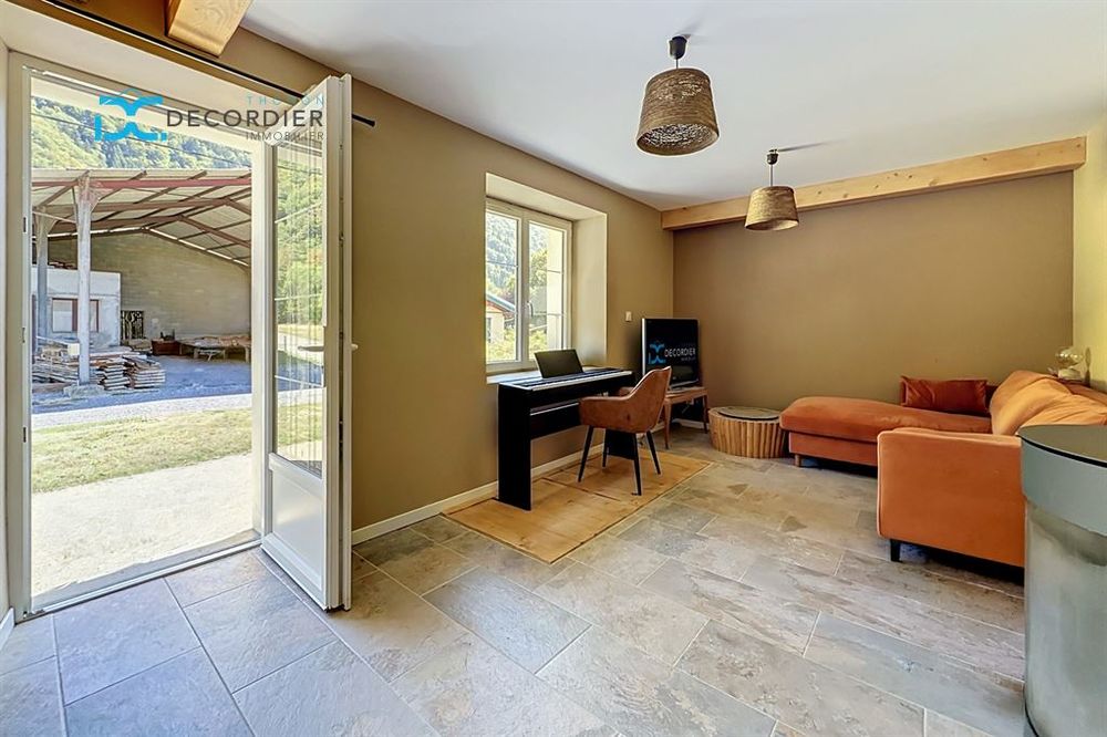 Vente Maison ORCIER – MAISON MITOYENNE AVEC FORT POTENTIEL, TERRASSE ET VUE MONTAGNE 81 M² ET 105M² A AMENAGER Orcier