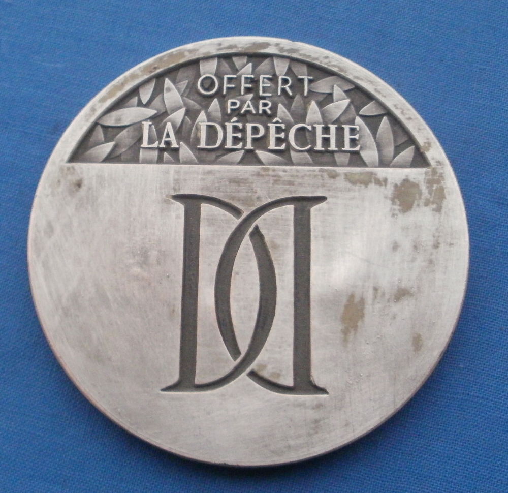M&eacute;daille Le journal de ""La D&eacute;p&ecirc;che"". sign&eacute;e Drago" 