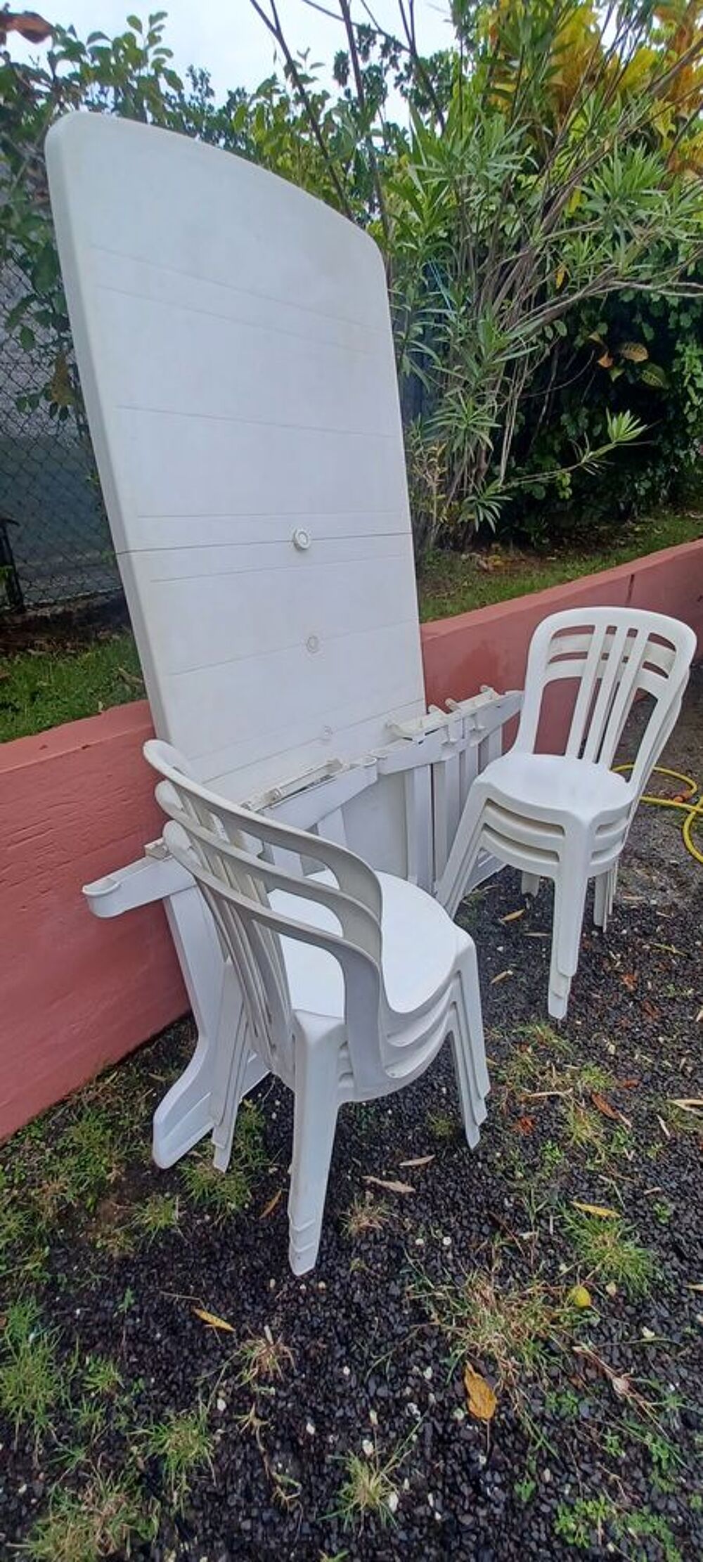 Table plastique et 6 chaises Meubles