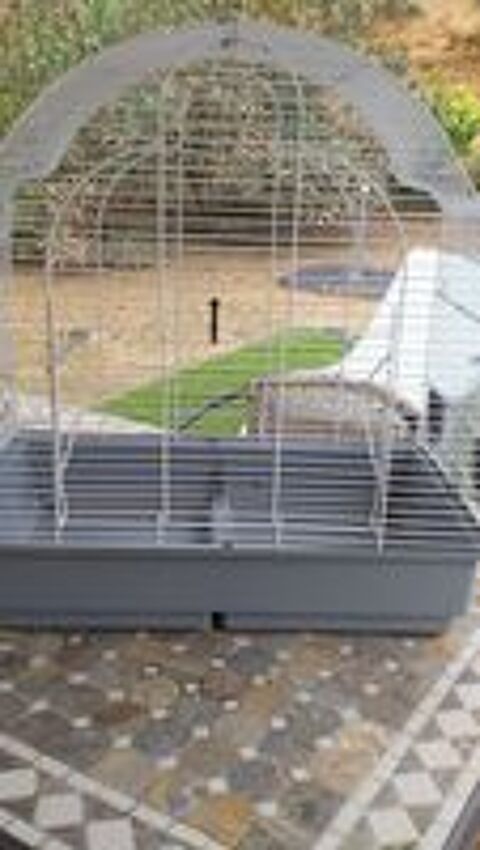   Cede très belle cage blanche et grise pour oiseaux  