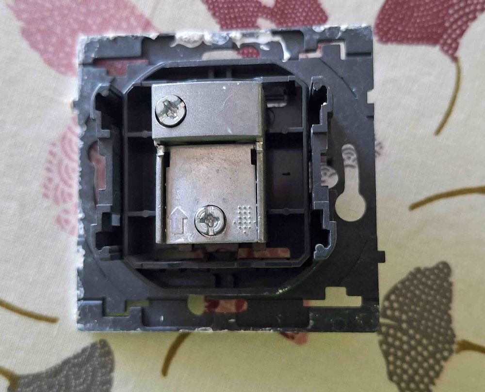 Prise t&eacute;l&eacute;vision encastr&eacute;e Bricolage