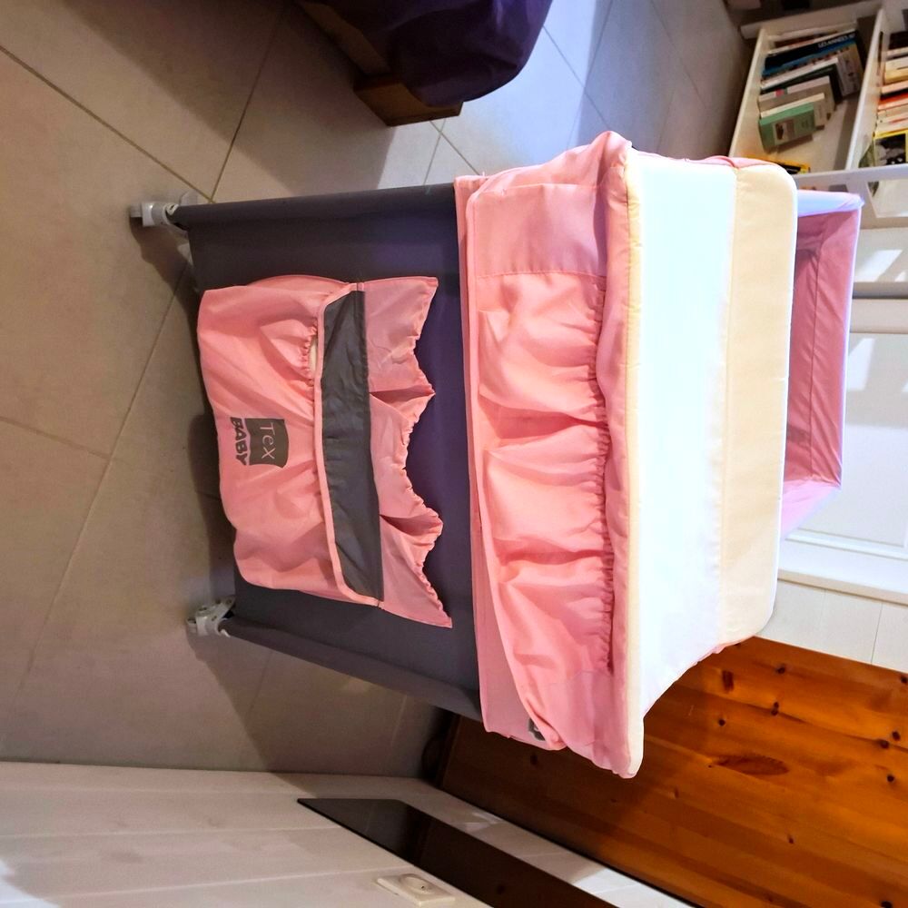 le lit parapluie Tex Baby, avec deux hauteurs r&eacute;glables Puériculture