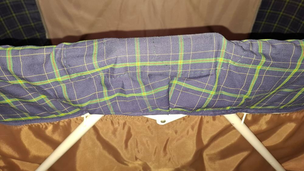 Lit pliant en tissu avec un lot de peluches Puériculture