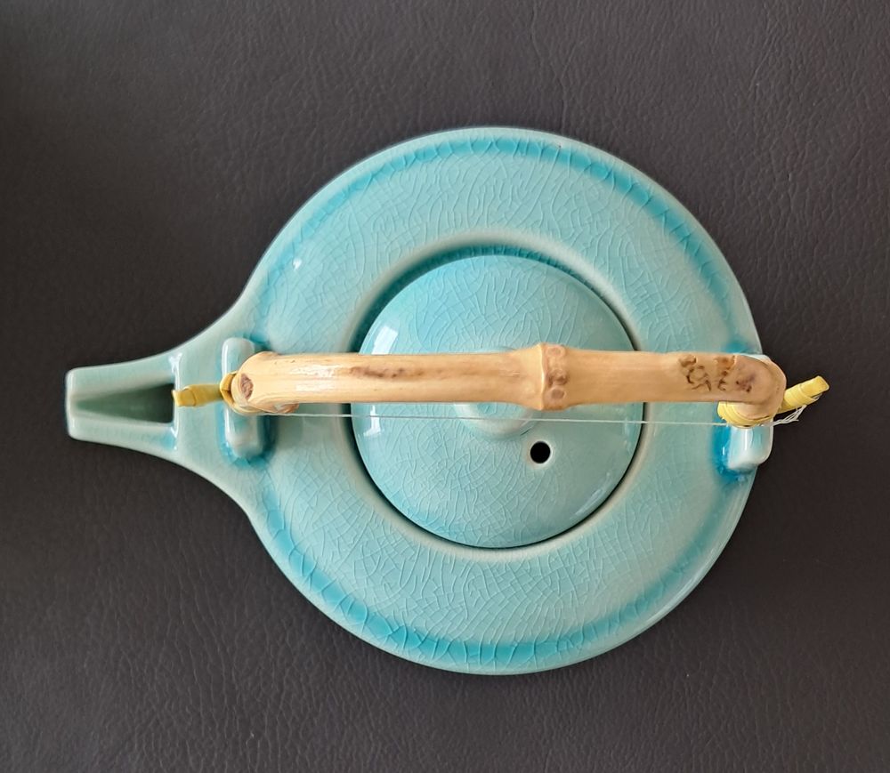 th&eacute;i&egrave;re en c&eacute;ramique &eacute;maill&eacute;e bleu avec anse en bambou Cuisine