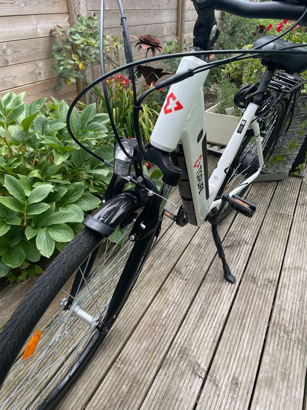 v&eacute;lo &eacute;lectrique blanc Vélos