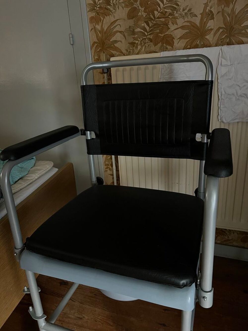 Chaise perc&eacute;e &agrave; roulettes Meubles