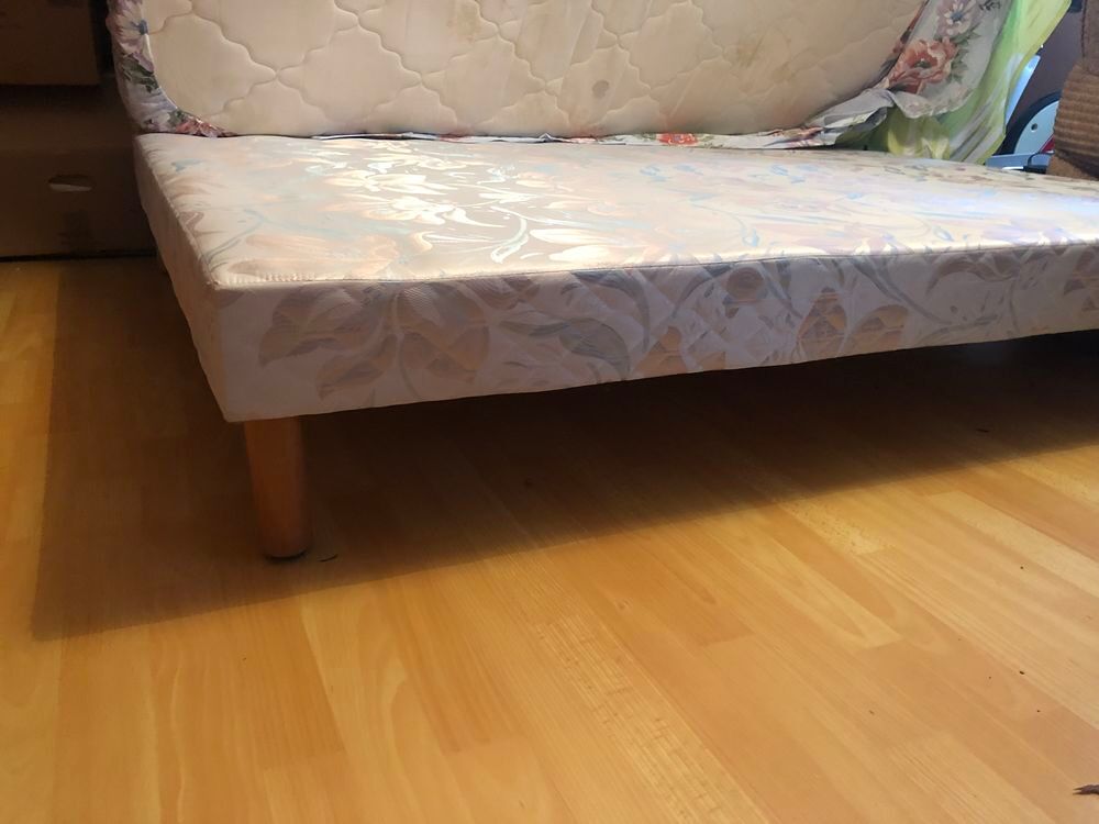 sommier avec pattes et matelas Meubles