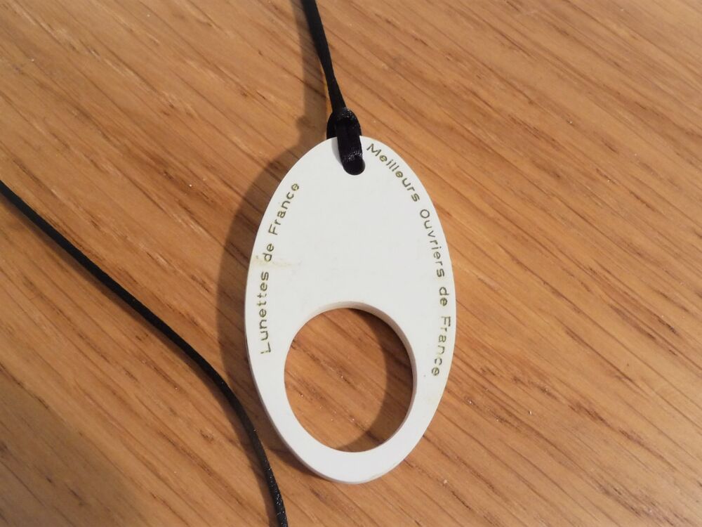 Collier/ Sautoir avec son Anneau Oval en Plastique Blanc Bijoux et montres