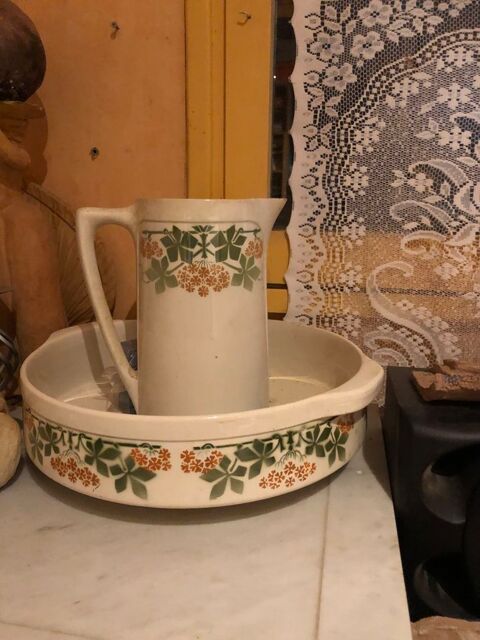 ancien nécessaire de toilette en faïence (cuvette et broc) Chuzelles (38)
