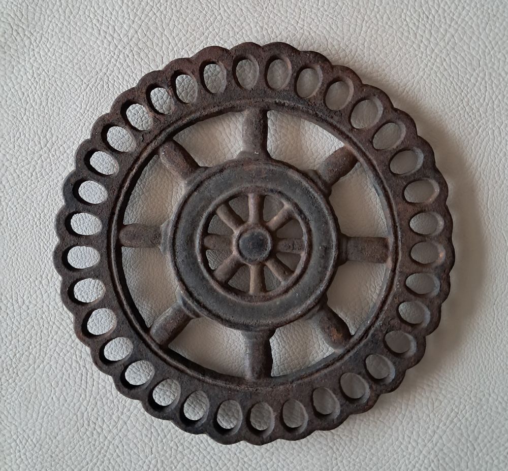 ancien petit dessous de plat en fonte barre de navigation Décoration