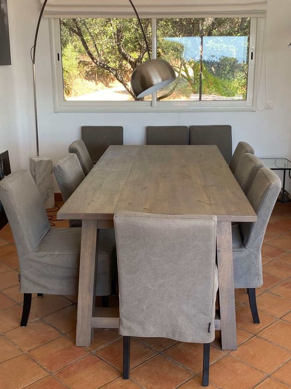 Belle table de salle &agrave; manger et 10 chaises Meubles