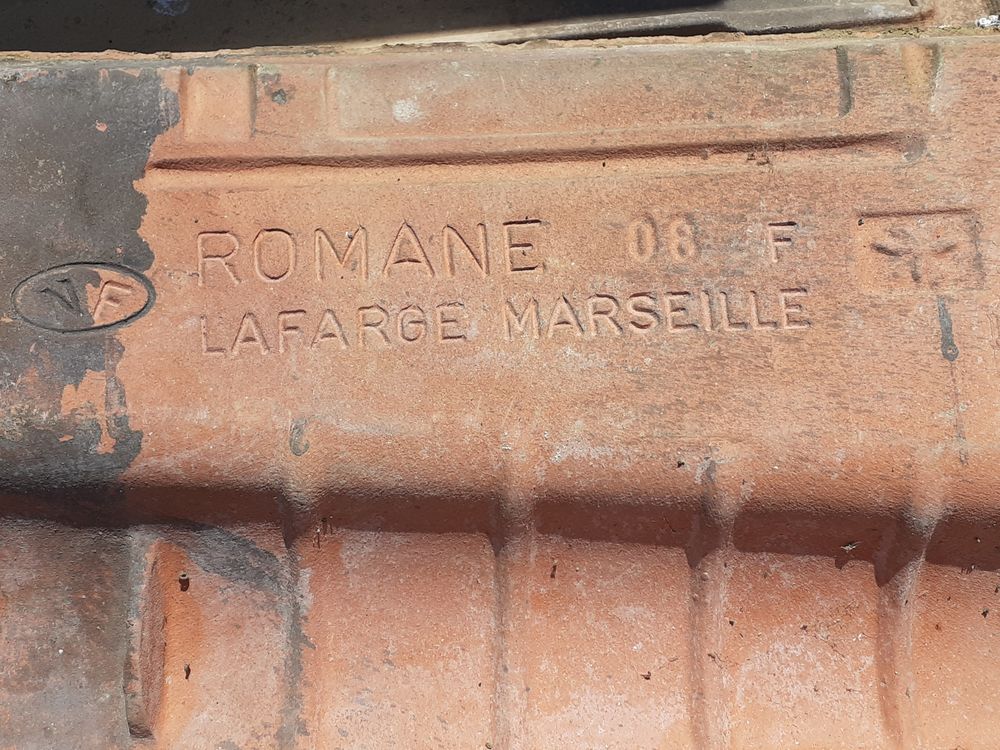 Tuiles Romanes &agrave; venir enlever chez moi. Stock de 155 Bricolage