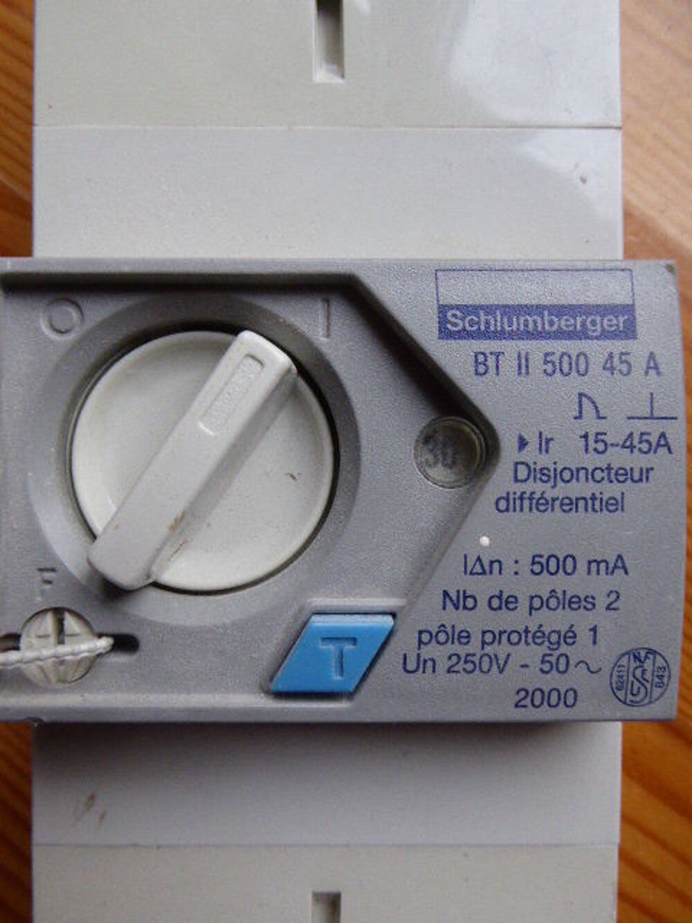 disjoncteur diff&eacute;rentiel 15/45 A Bricolage