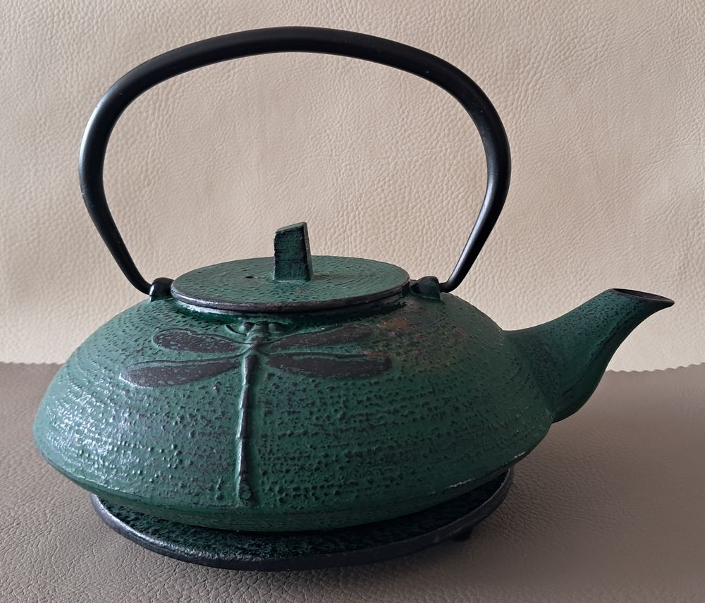 th&eacute;i&egrave;re japonaise en fonte verte avec libellule et support Cuisine