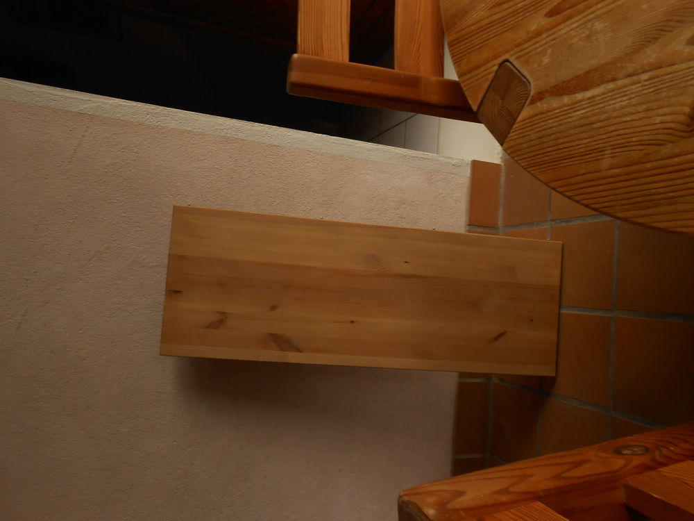4Chaises et une table en pin massif Meubles