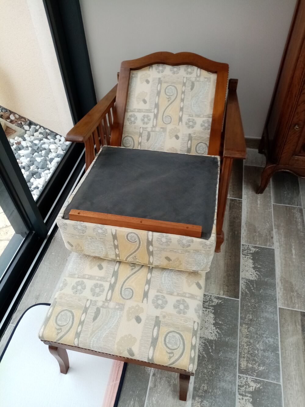 Fauteuil tr&egrave;s confortable assise large et de bon maintien. Meubles