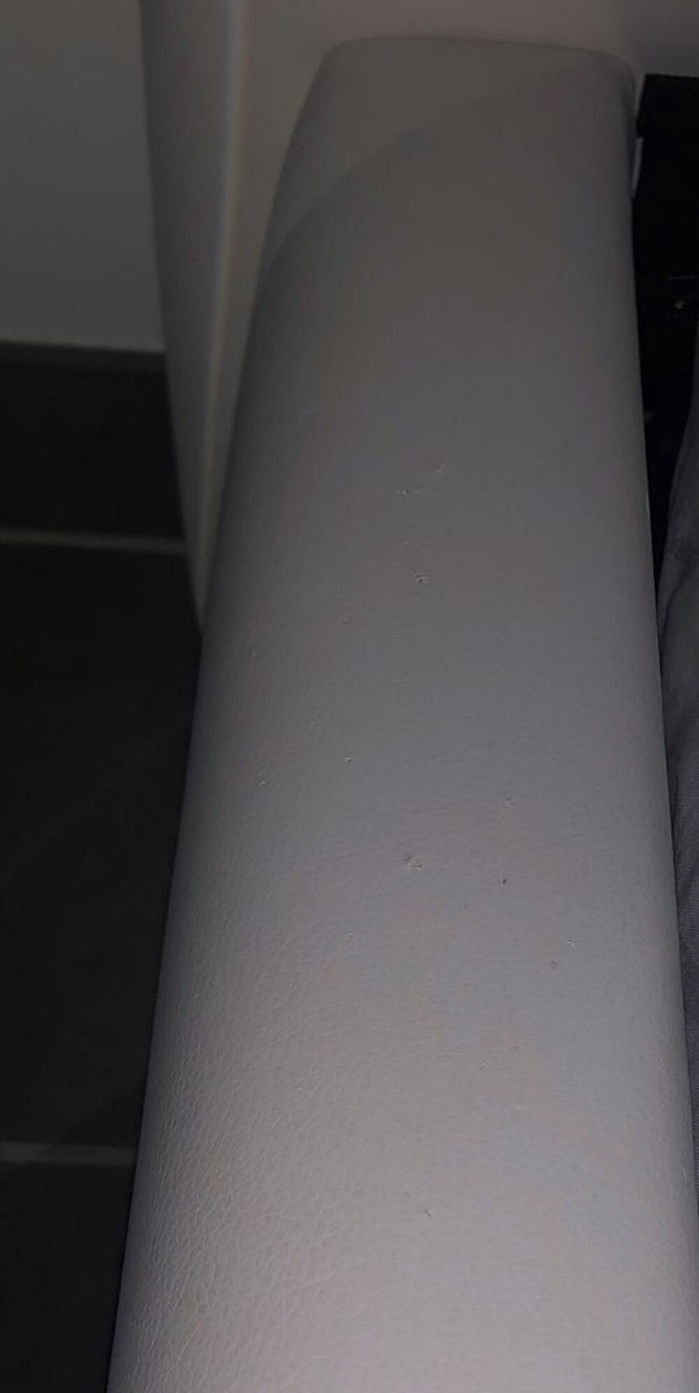 Lit simili cuir matelass&eacute; blanc Meubles