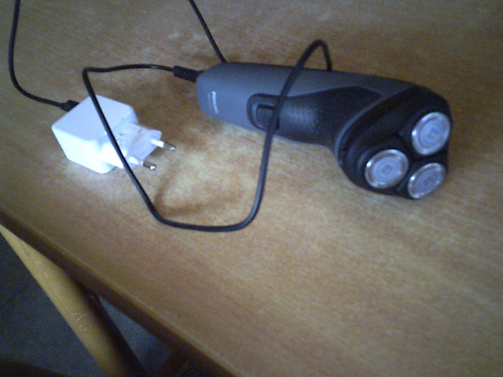un rasoir philips 3 t&eacute;tes neuves Electroménager