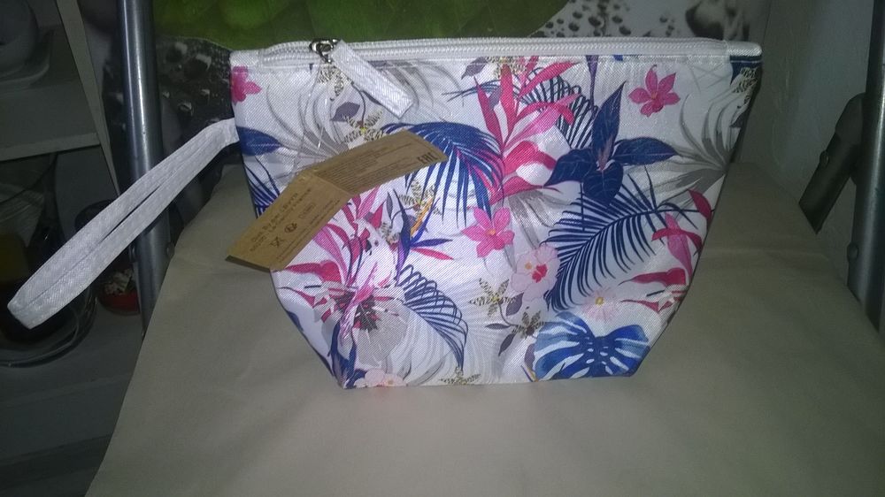 Trousse de maquillage
Isotherme
Neuve
Id&eacute;ale pour l'&eacute;t&eacute;
P Maroquinerie