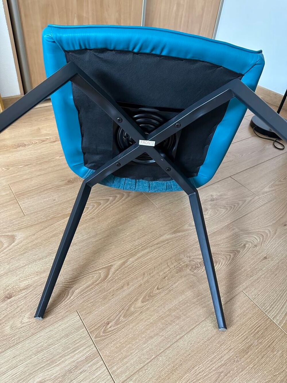 Ensemble de 6 chaises design pieds m&eacute;tal noir FURTIF Meubles