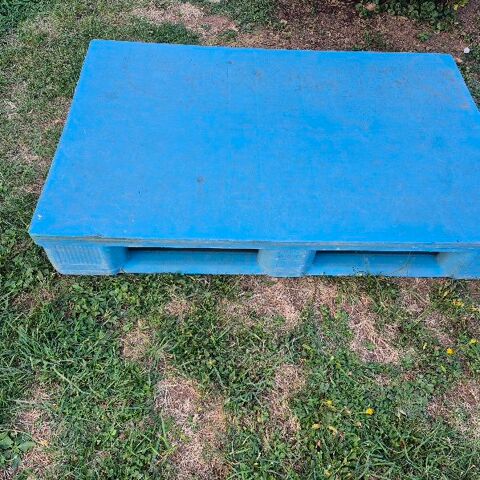 Grande palette bleue pleine Brive-la-Gaillarde (19)